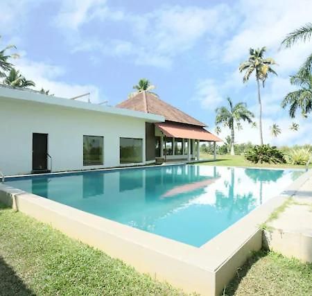 Manor Back Water Resort Kumarakom Exterior photo