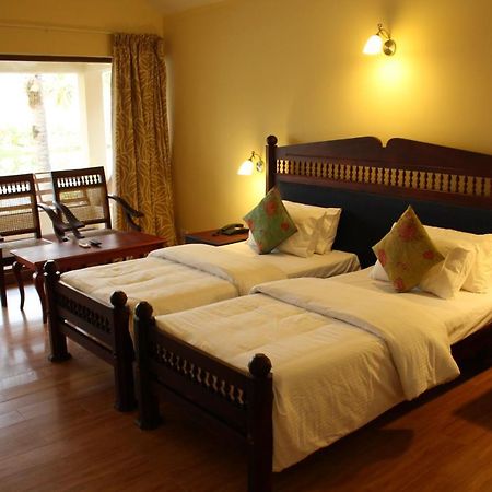 Manor Back Water Resort Kumarakom Exterior photo