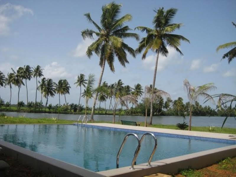 Manor Back Water Resort Kumarakom Exterior photo