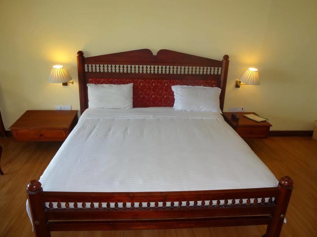 Manor Back Water Resort Kumarakom Exterior photo