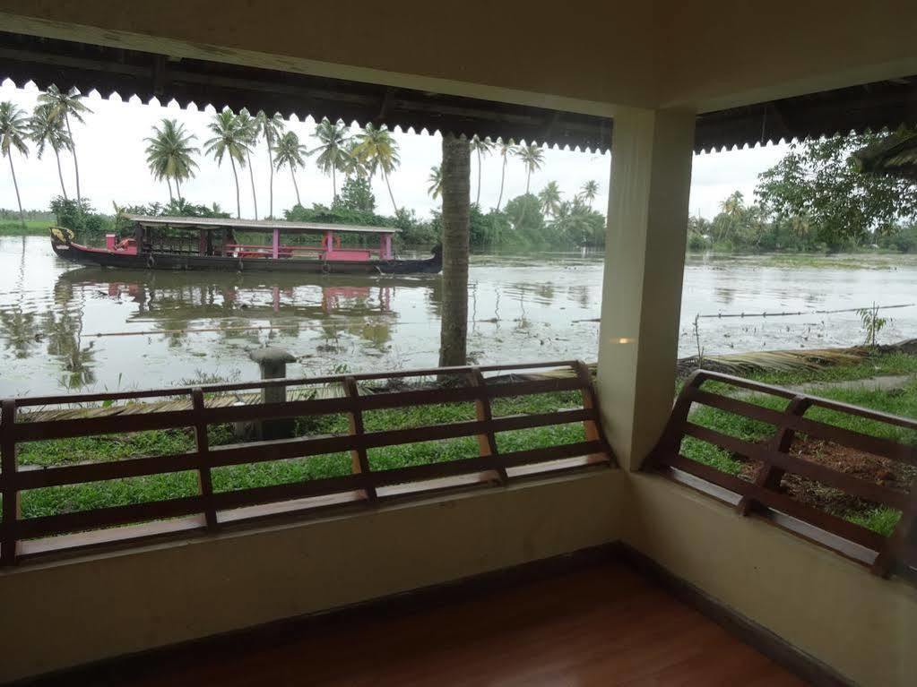 Manor Back Water Resort Kumarakom Exterior photo