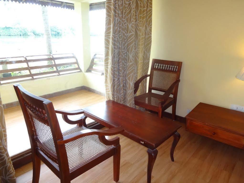 Manor Back Water Resort Kumarakom Exterior photo