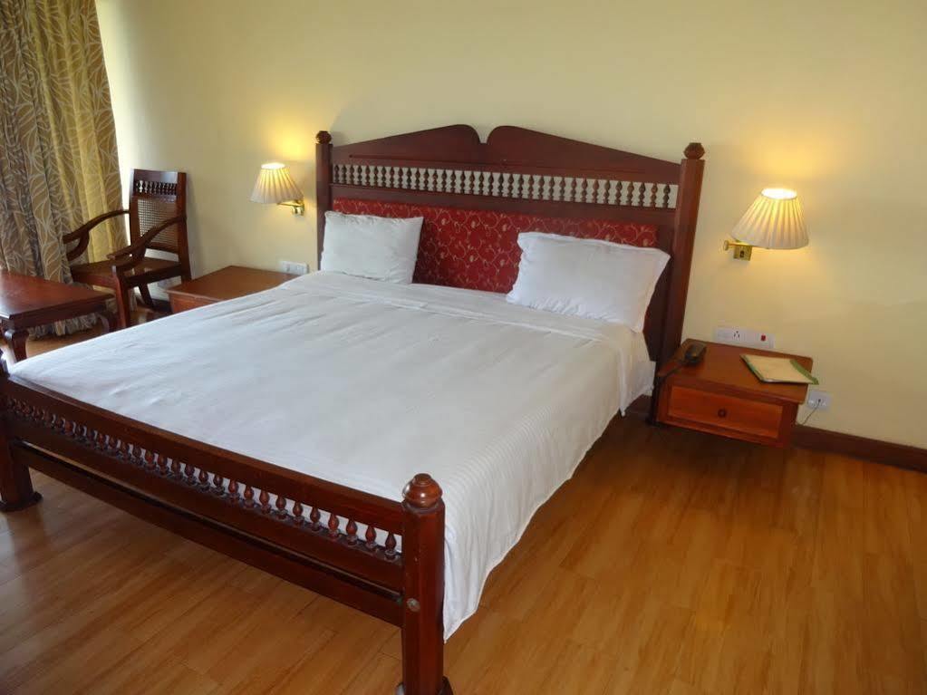 Manor Back Water Resort Kumarakom Exterior photo