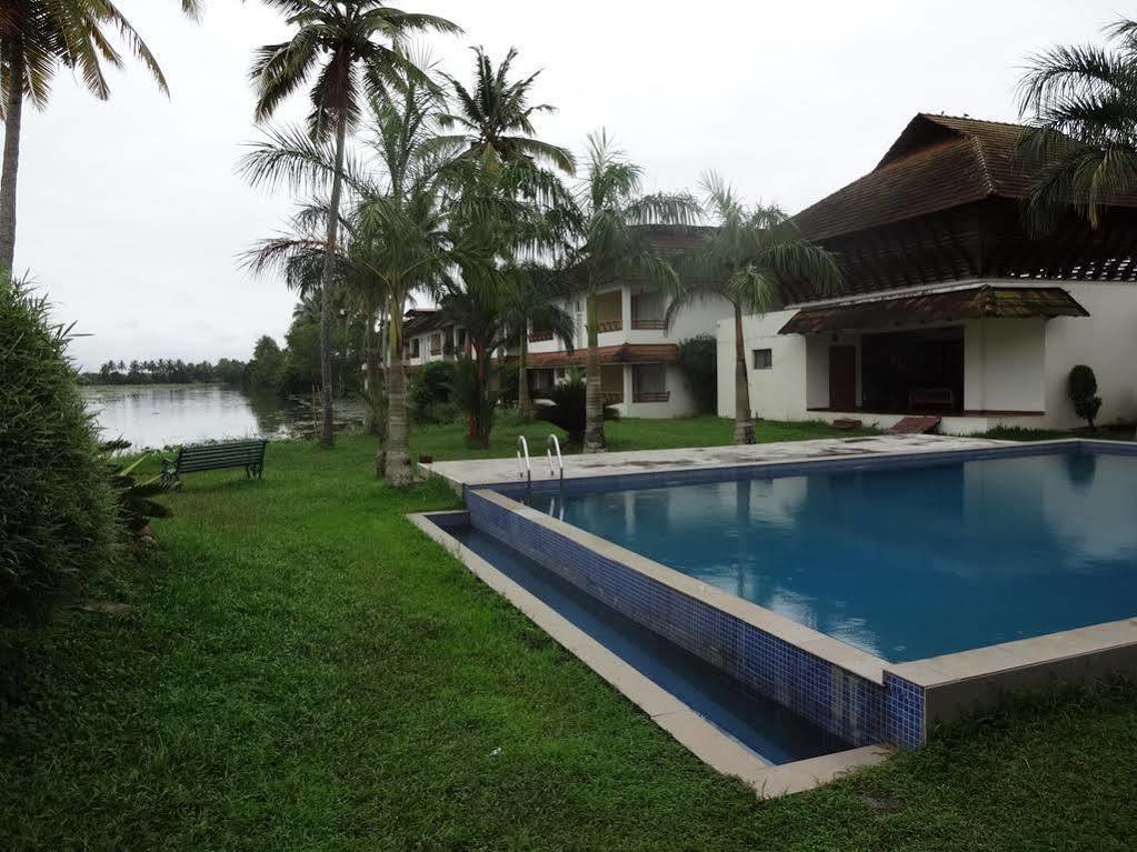 Manor Back Water Resort Kumarakom Exterior photo