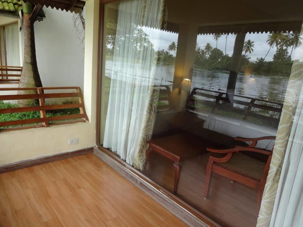 Manor Back Water Resort Kumarakom Exterior photo