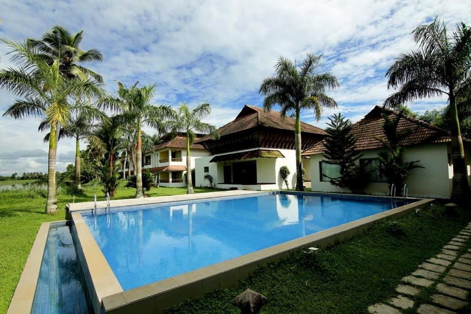 Manor Back Water Resort Kumarakom Exterior photo
