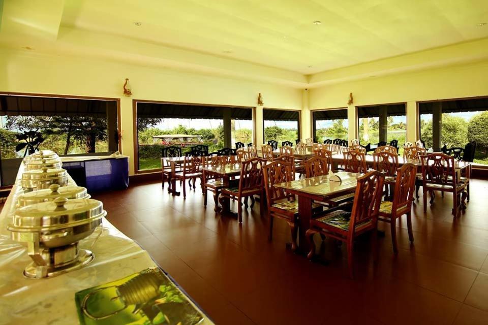 Manor Back Water Resort Kumarakom Exterior photo