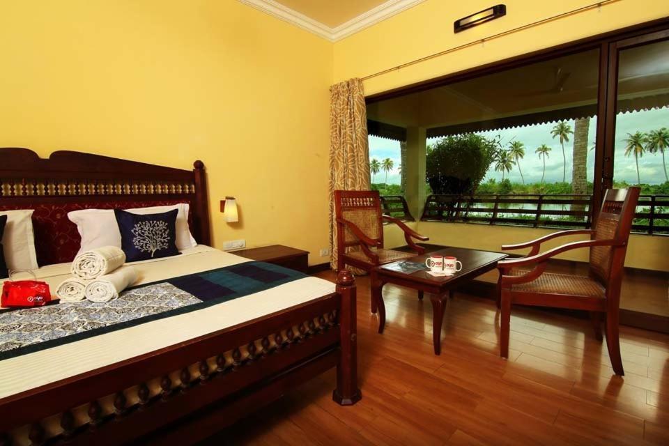 Manor Back Water Resort Kumarakom Exterior photo