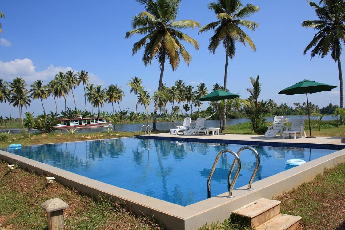 Manor Back Water Resort Kumarakom Exterior photo