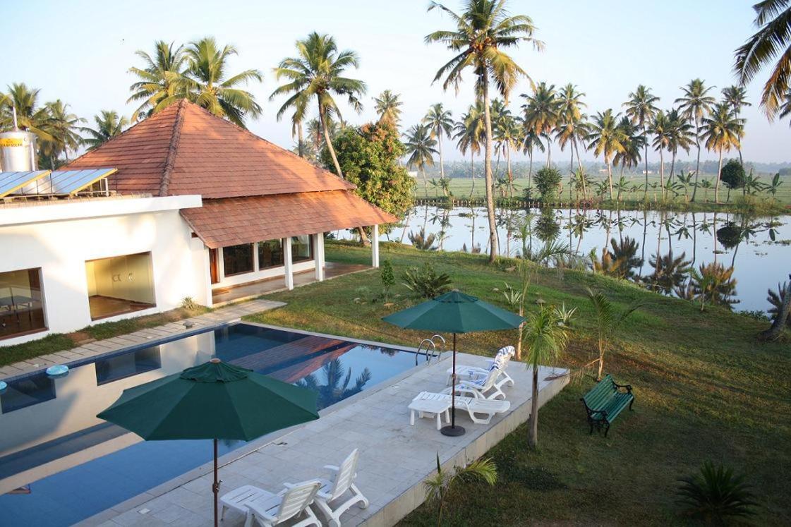 Manor Back Water Resort Kumarakom Exterior photo