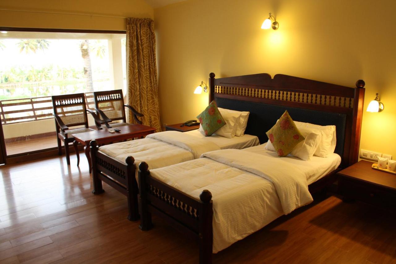 Manor Back Water Resort Kumarakom Exterior photo
