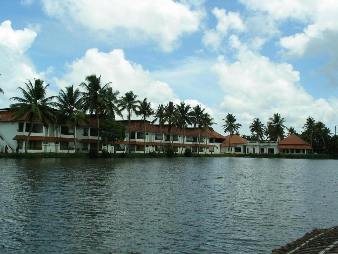 Manor Back Water Resort Kumarakom Exterior photo