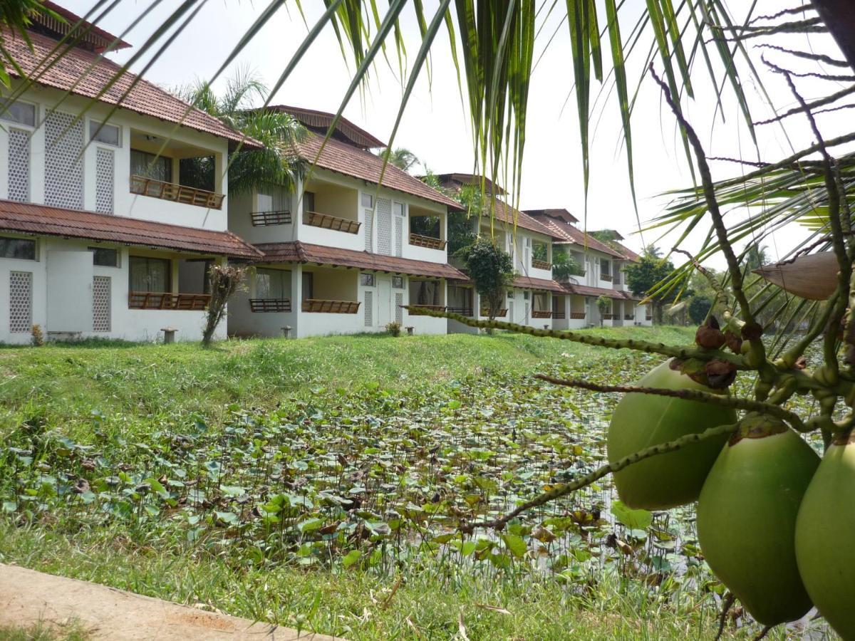 Manor Back Water Resort Kumarakom Exterior photo