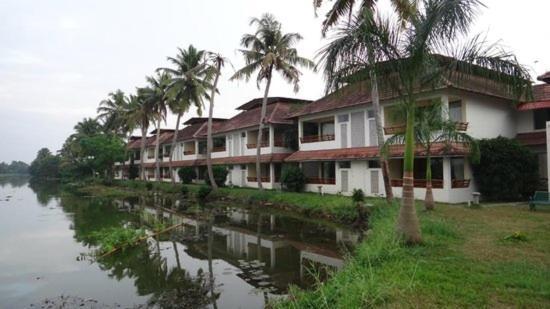 Manor Back Water Resort Kumarakom Exterior photo